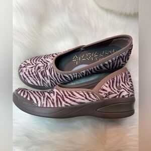 Bzees animal tiger print slip on